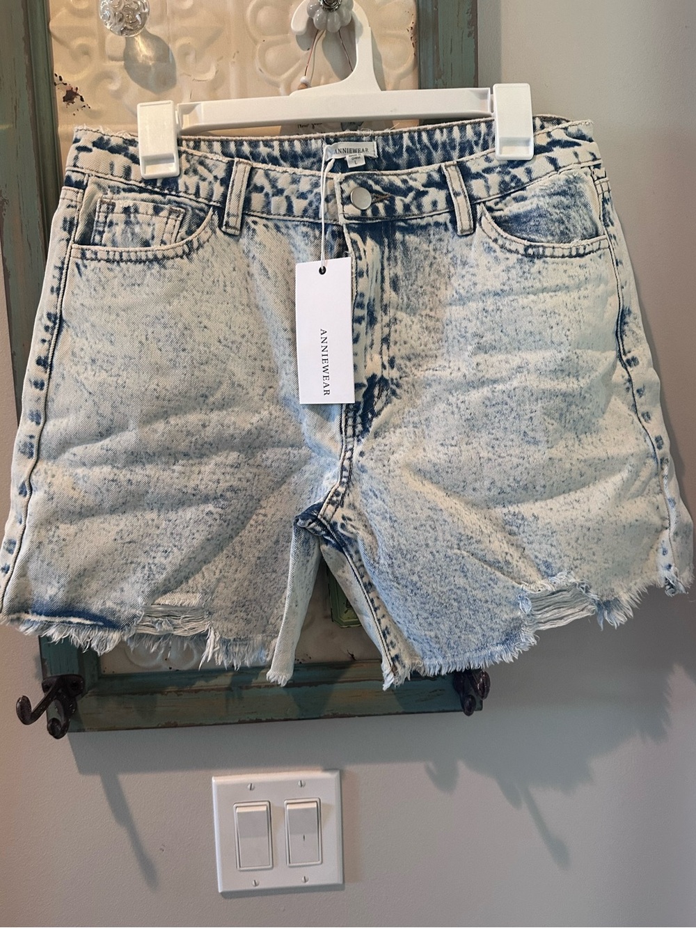 NWT AnnieWear Acid Wash Denim Shorts Women’s Large Raw Hem Distressed